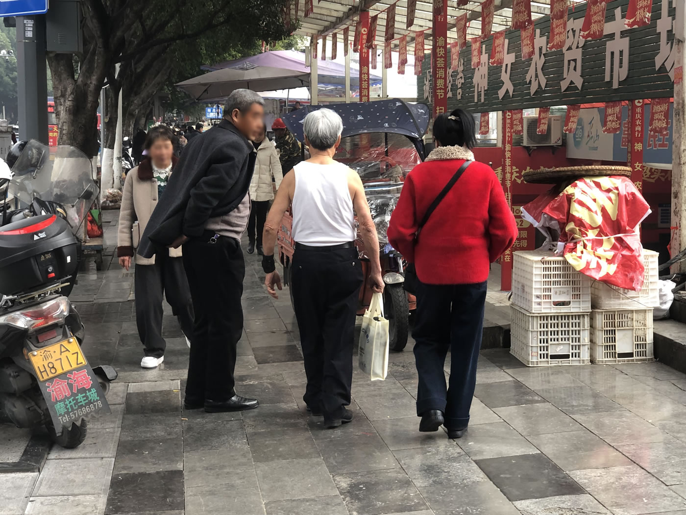 街头的“背心大叔”